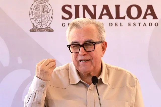 Gobernador de Sinaloa, Rubén Rocha Moya, pide revocación de mandato pese a rechazo del IEES; busca escrutinio público.