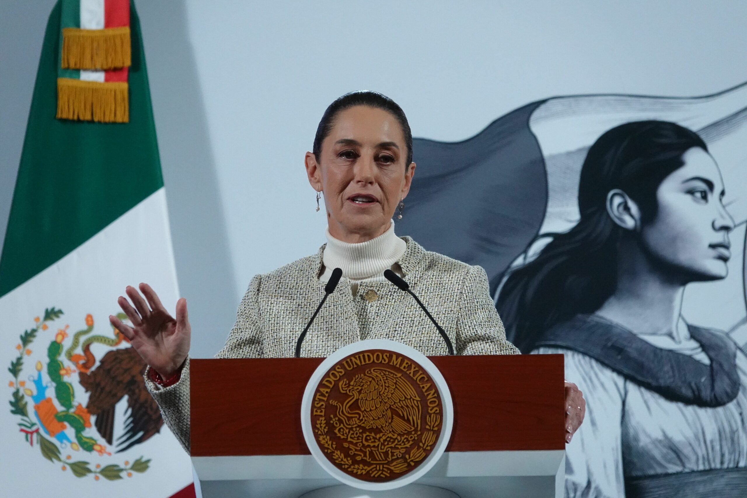 Claudia Sheinbaum advierte: campañas millonarias y bots de la derecha internacional no detendrán la 4T. Llama a identificar desinformación.