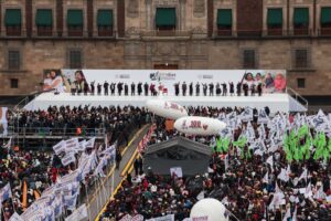 El llamado presidencial se convierte en eco. Serpentea por cada rincón del país, deslizándose entre colinas, planicies y costas.