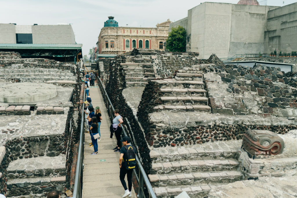 Cuauhtémoc estaba en Ixcateopan, donde se ocupaba de labores de dirección de su pueblo. Con 18 años de edad, la gente confiaba en él.
