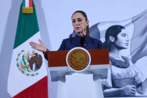 Gobierno destina 16 mil mdp para damnificados por lluvias y critica corrupción del antiguo Fonden. La ayuda se canaliza vía Sedena.
