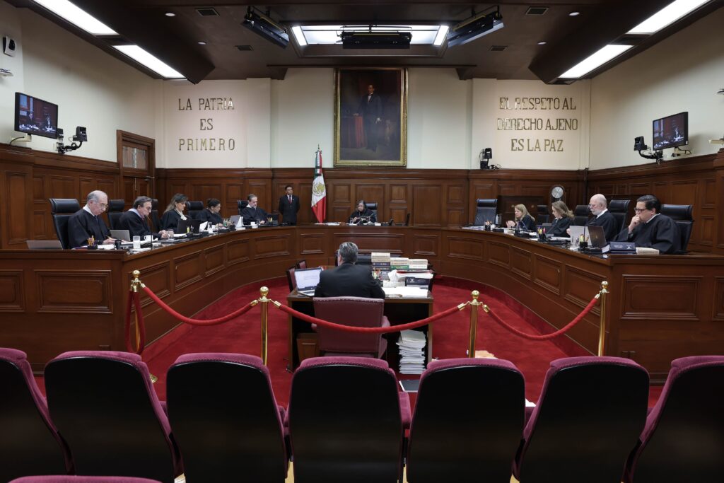La lucha por la presidencia de la SCJN ya inició y Yasmín Esquivel sacrifica su alianza con el gobierno en pos de fuentes de financiamiento.