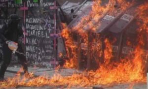 Las vallas que rodean el Palacio Nacional no son para limitar las manifestaciones de las mujeres, sino para evitar accidentes