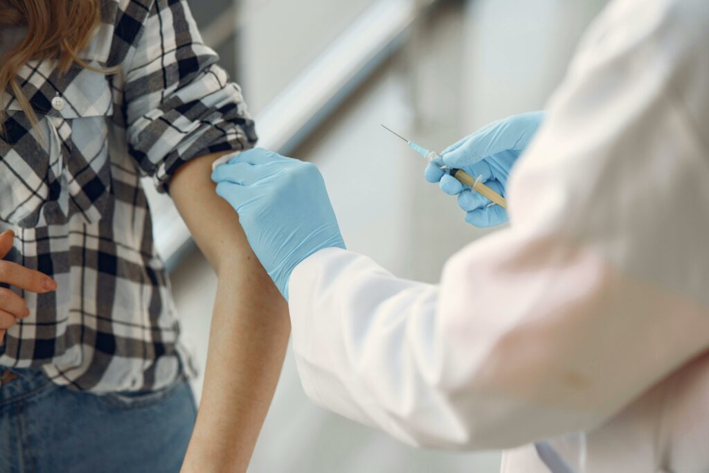 Arranca la campaña nacional de vacunación invernal 2025-2026 contra influenza, Covid-19 y neumococo. Conoce metas y grupos prioritarios.