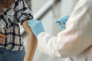 Arranca la campaña nacional de vacunación invernal 2025-2026 contra influenza, Covid-19 y neumococo. Conoce metas y grupos prioritarios.