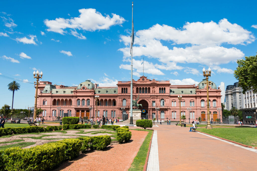 Han bastado 15 meses para que el presidente Javier Milei tenga a Argentina a las puertas de la ruina económica y social