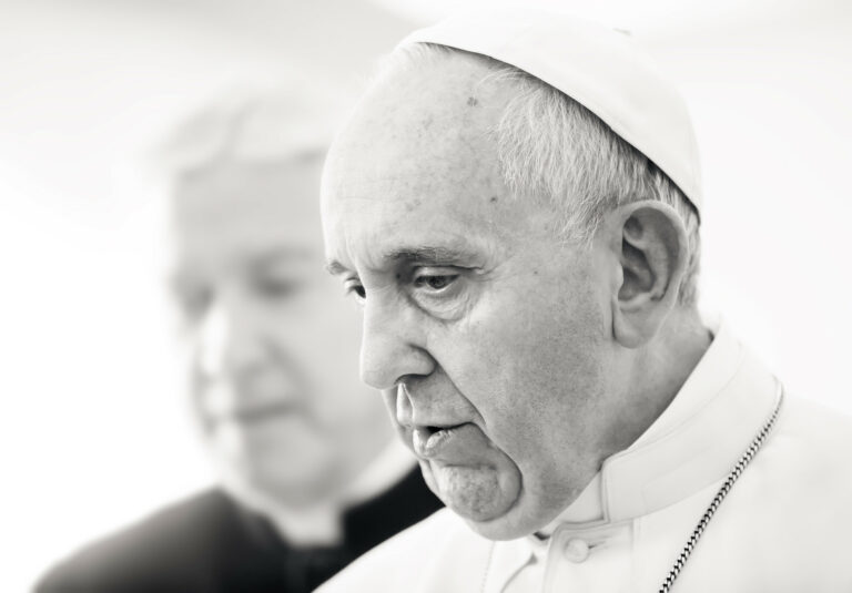 Con la muerte del Papa Francisco, no sólo la comunidad católica está de luto. Se unen millones de campesinos, indígenas y desposeídos