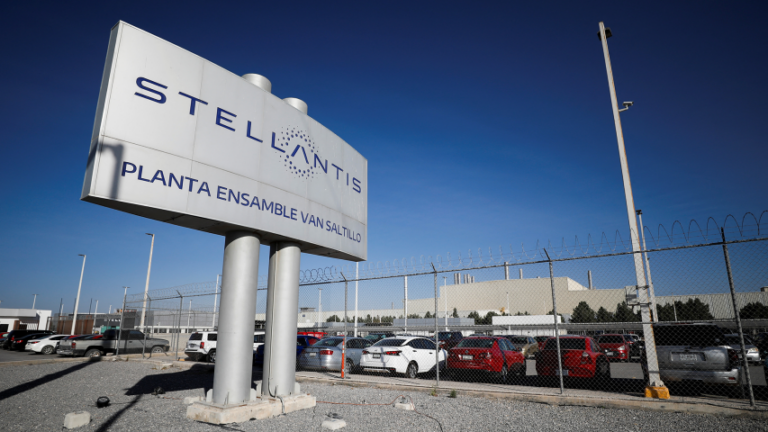 Ante el paro temporal de la empresa automotriz Stellantis en México, la presidenta Claudia Sheinbaum descarta despidos