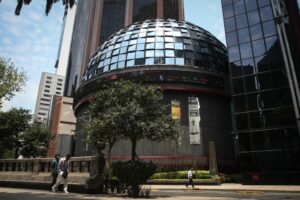 El modelo neoliberal no se limita a políticas económicas que transfieren la riqueza pública y social al sector privado