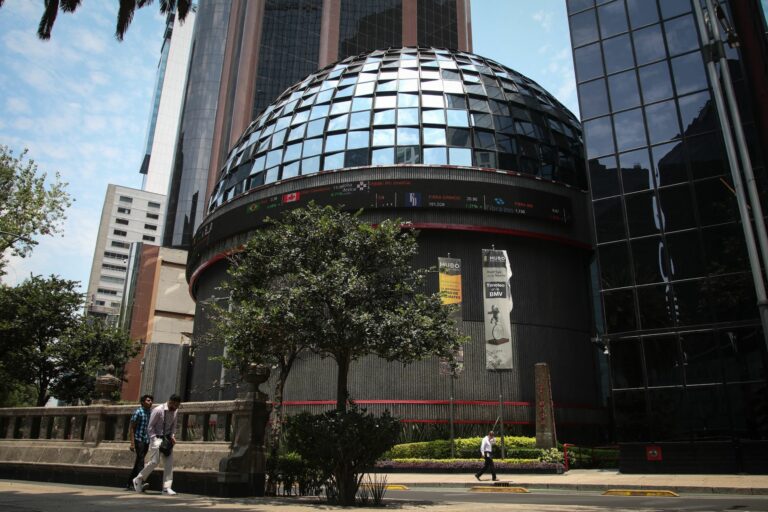 El modelo neoliberal no se limita a políticas económicas que transfieren la riqueza pública y social al sector privado