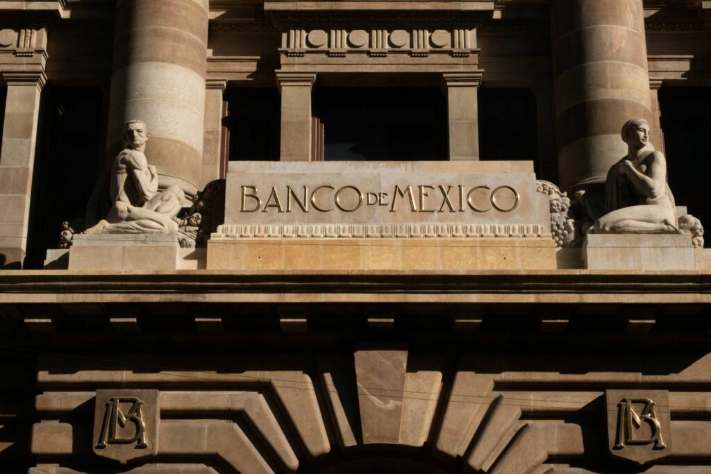 Con la llegada del neoliberalismo, la dinámica económica a nivel mundial cambió, y con ello la arquitectura financiera