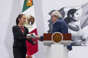 Pablo Gómez Álvarez le entregó simbólicamente el documento de la auditoría del fraude del Fobaproa a la presidenta Claudia Sheinbaum