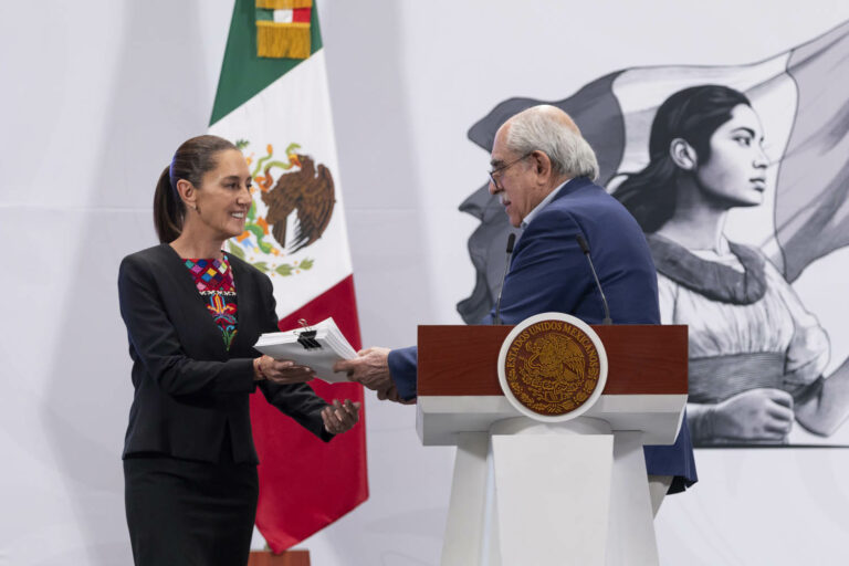 Pablo Gómez Álvarez le entregó simbólicamente el documento de la auditoría del fraude del Fobaproa a la presidenta Claudia Sheinbaum