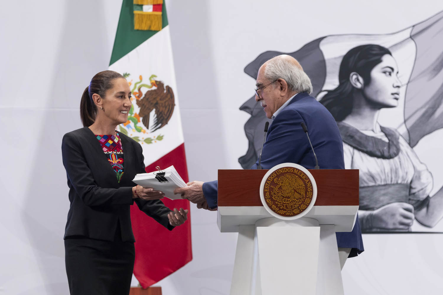 Pablo Gómez Álvarez le entregó simbólicamente el documento de la auditoría del fraude del Fobaproa a la presidenta Claudia Sheinbaum