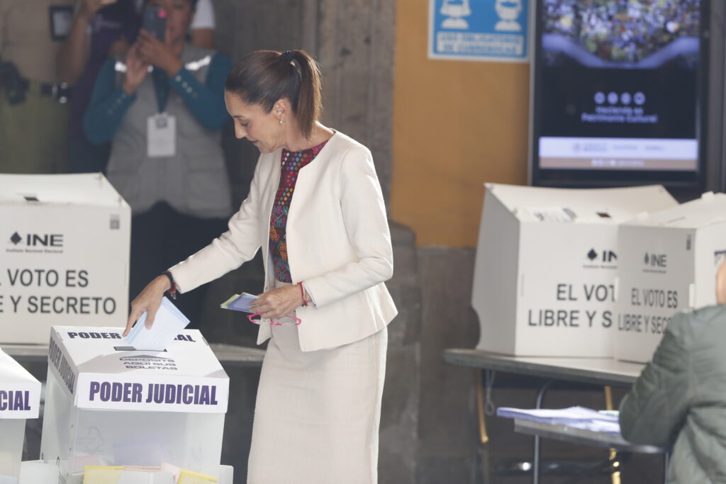 Poco después de las 9:20 de la mañana, la presidenta Claudia Sheinbaum salió de Palacio Nacional y se dirigió a la casilla electoral