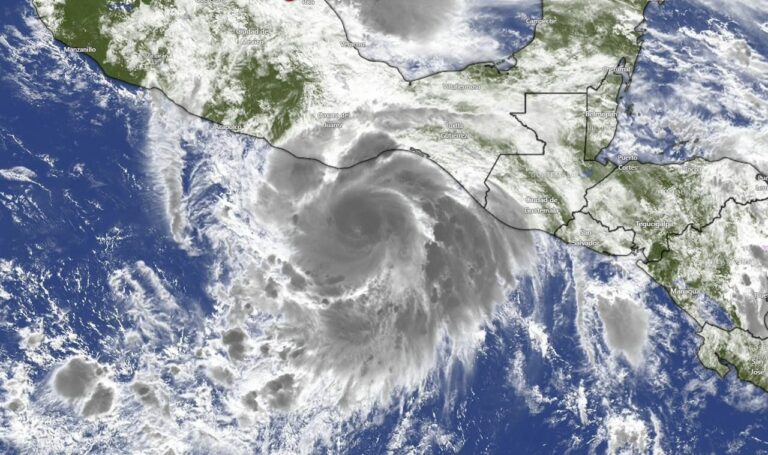 El huracán ‘Erick’ se degradó a depresión tropical tras tocar tierra el jueves a las 05:45 horas en costas mexicanas