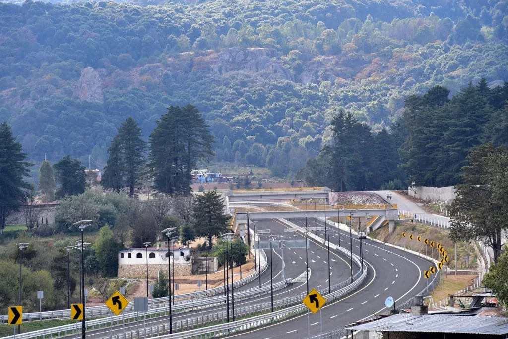 SICT informa inversión de $17 mil mdp en 70 obras carreteras y detalla avances del Tren Interurbano y la Línea 12 del Metro.