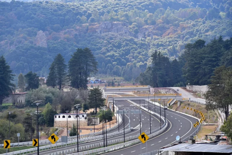 SICT informa inversión de $17 mil mdp en 70 obras carreteras y detalla avances del Tren Interurbano y la Línea 12 del Metro.