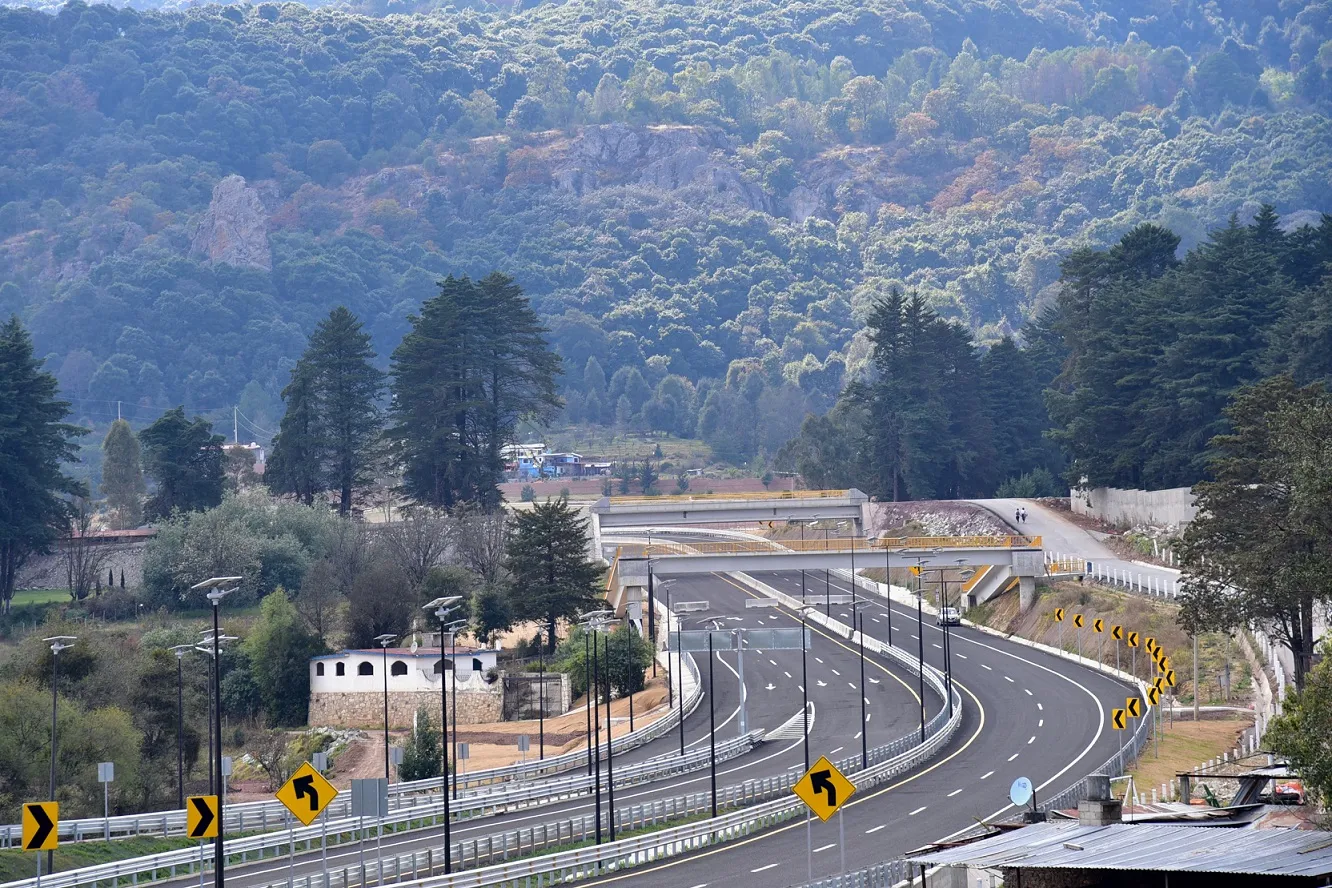 SICT informa inversión de $17 mil mdp en 70 obras carreteras y detalla avances del Tren Interurbano y la Línea 12 del Metro.