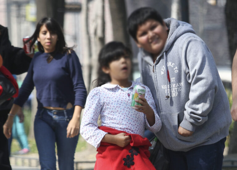 Más del 50% de estudiantes de educación básica presenta sobrepeso, obesidad obajo peso, según el Instituto Mexicano del Seguro Social (IMSS)