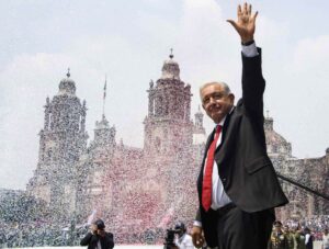 Es "absurdo" deslindarse de AMLO, responde Sheinbaum a críticas. Defiende el AIFA y alerta sobre inundaciones en Texcoco