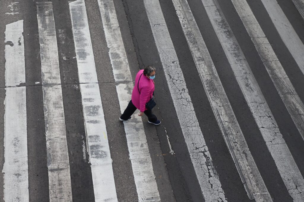 La ley establece que las personas peatonas deben ser prioridad en la movilidad urbana, el diseño de las ciudades vulnera sutransitar