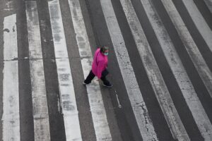 La ley establece que las personas peatonas deben ser prioridad en la movilidad urbana, el diseño de las ciudades vulnera sutransitar