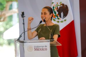 Sheinbaum destaca reversión de reformas neoliberales, reforma judicial, seguridad y programas sociales en su primer año de gobierno.