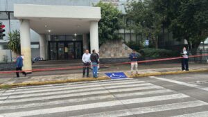 Desalojan Facultad de Economía de la Universidad Nacional Autónoma de México por amenaza de bomba; activan protocolo y suspenden actividades.