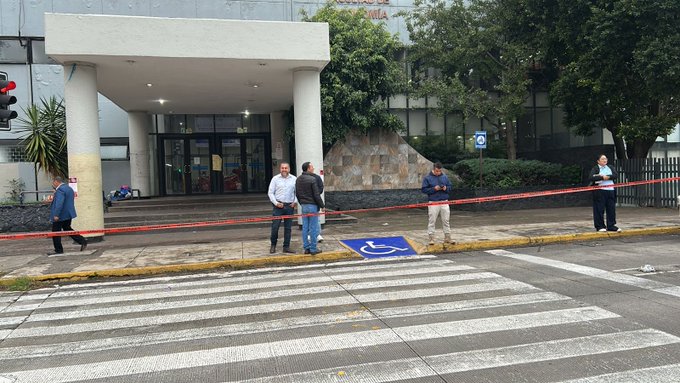 Desalojan Facultad de Economía de la Universidad Nacional Autónoma de México por amenaza de bomba; activan protocolo y suspenden actividades.