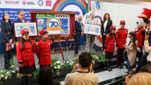 Para celebrar el 70 aniversario del Colegio Nacional del Notariado Mexicano, la Lotería Nacional develó el billete del Sorteo Superior.