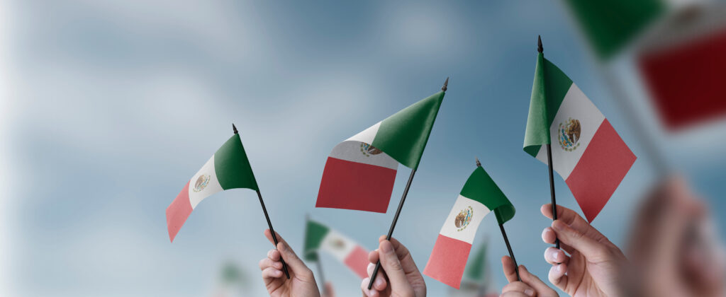 Análisis del fin del neoliberalismo en México y la transición a una economía plural y soberana impulsada por la Cuarta Transformación.