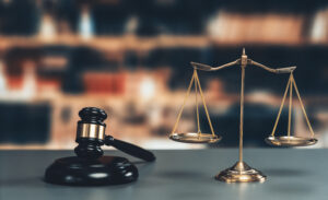 Un caso de concubinato LGBTQ+ y la disputa por un local comercial, destacando la urgencia de juzgar con perspectiva de género.