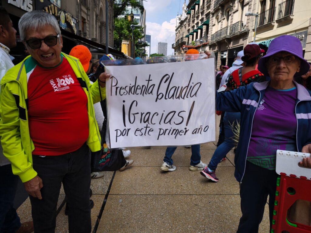 En el Zócalo respaldan a Sheinbaum en su primer informe, pero externan reclamos por desabasto de medicinas y piden depurar Morena.