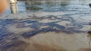 Sheinbaum confirma derrame de Pemex en río Pantepec, Veracruz, por deslave. Inician saneamiento con Marina y 3 empresas.