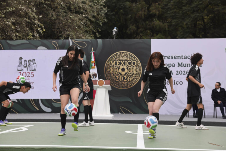 La presidenta Claudia Sheinbaum usará Mundial del 2026 para impulsar futbol femenil y canteras con los "Mundialitos".