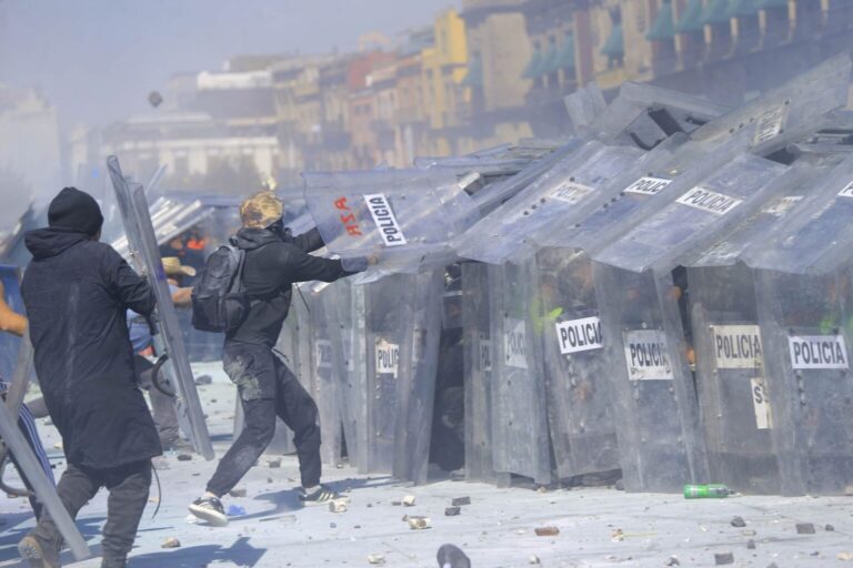 Violencia en marcha "Generación Z": mil encapuchados en Zócalo dejan 60 policías heridos; 20 detenidos . Gobierno CDMX culpa a la derecha.
