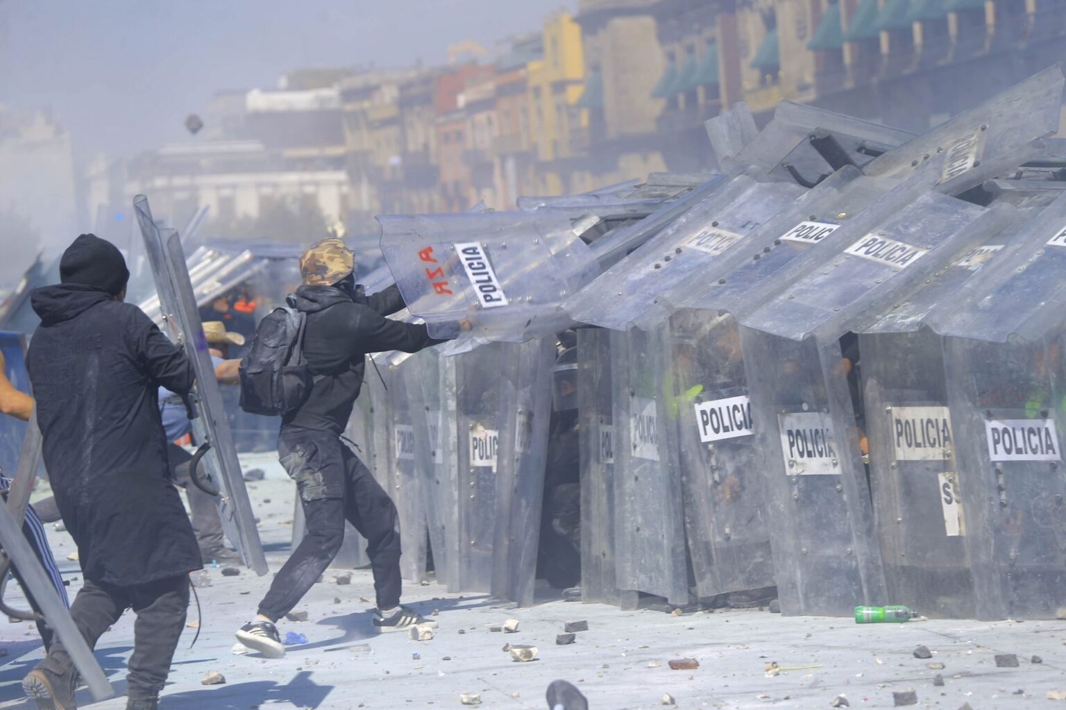 Violencia en marcha "Generación Z": mil encapuchados en Zócalo dejan 60 policías heridos; 20 detenidos . Gobierno CDMX culpa a la derecha.