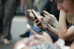 Sheinbaum anuncia acuerdo con TikTok, Facebook y X para bajar contenido de violencia digital contra mujeres.
