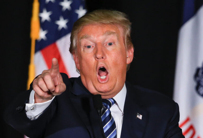 Trump ordena bloqueo naval total a Venezuela y designa al régimen de Maduro como "organización terrorista".