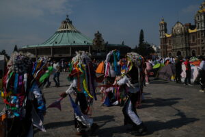 Crónica desde el atrio de la Basílica: entre danzas y cansancio, peregrinos de Puebla y Tlaxcala narran su fe en la víspera del 12 de dic.