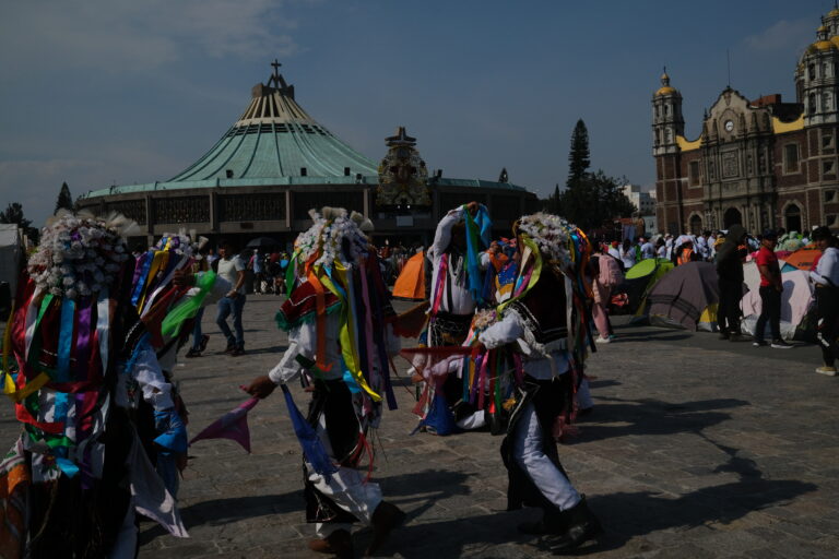 Crónica desde el atrio de la Basílica: entre danzas y cansancio, peregrinos de Puebla y Tlaxcala narran su fe en la víspera del 12 de dic.