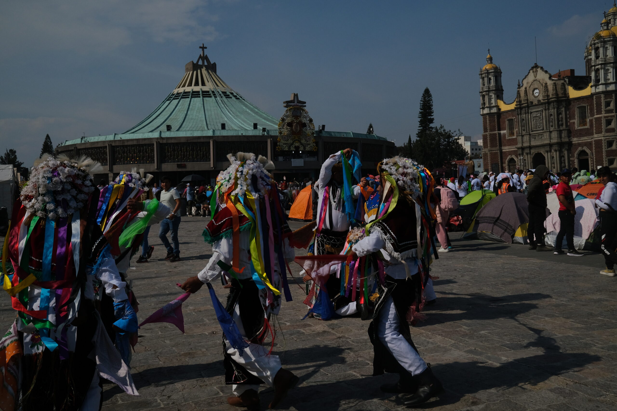Crónica desde el atrio de la Basílica: entre danzas y cansancio, peregrinos de Puebla y Tlaxcala narran su fe en la víspera del 12 de dic.