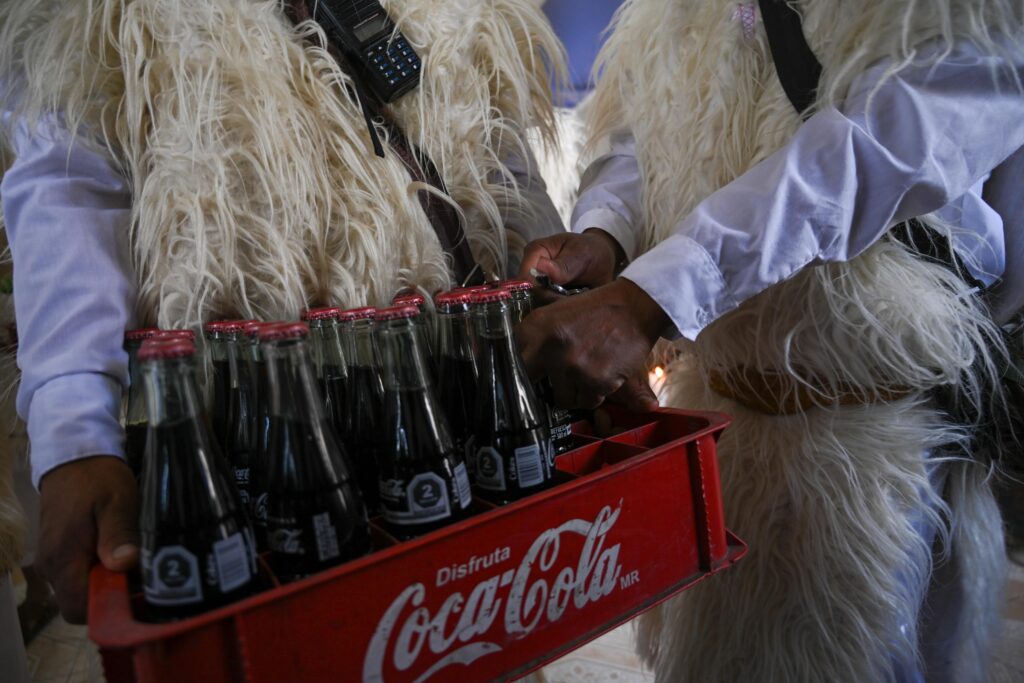 Costo de refrescos en México alcanza 2% del PIB por diabetes. Gobierno ajusta IEPS 2026 tras cabildeo: 3.08 pesos para azúcar y 1.5 para light