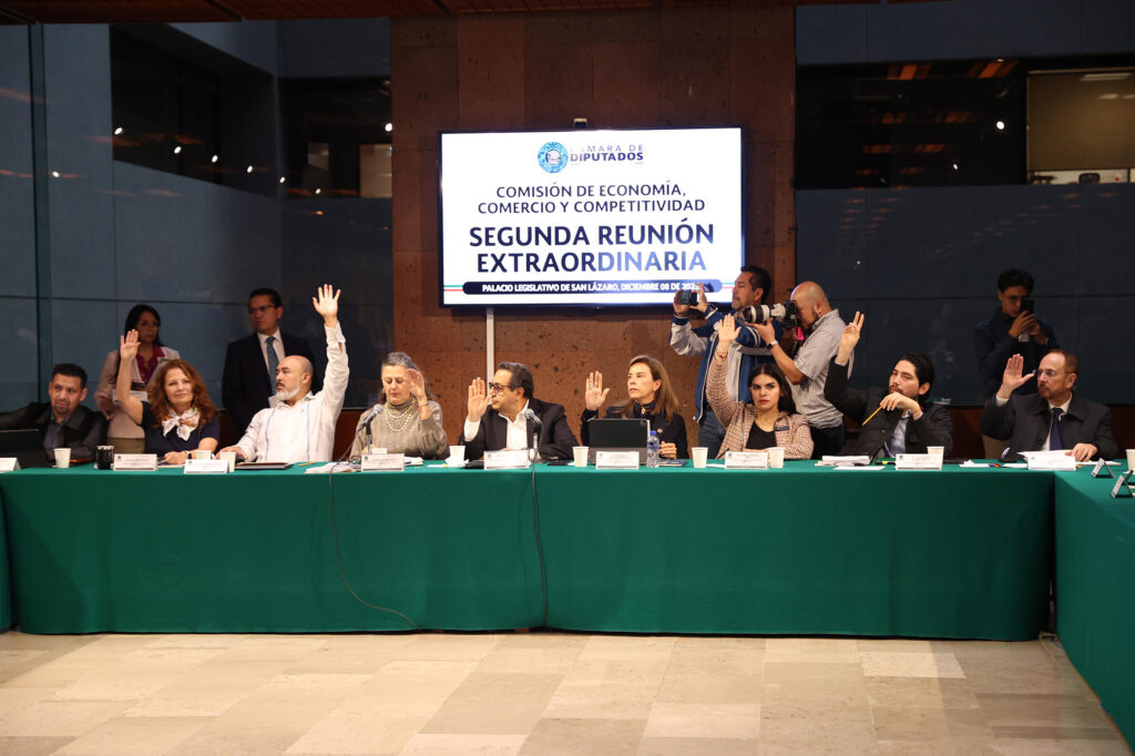 Comisión de Economía aprueba dictamen de Ley Arancelaria: modifican 1,463 fracciones para proteger industria nacional tras negociación.