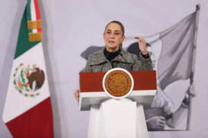 Claudia Sheinbaum critica falta de ética de diarios y aclara que el apoyo de 30 mil pesos a víctimas del Tren Interoceánico.