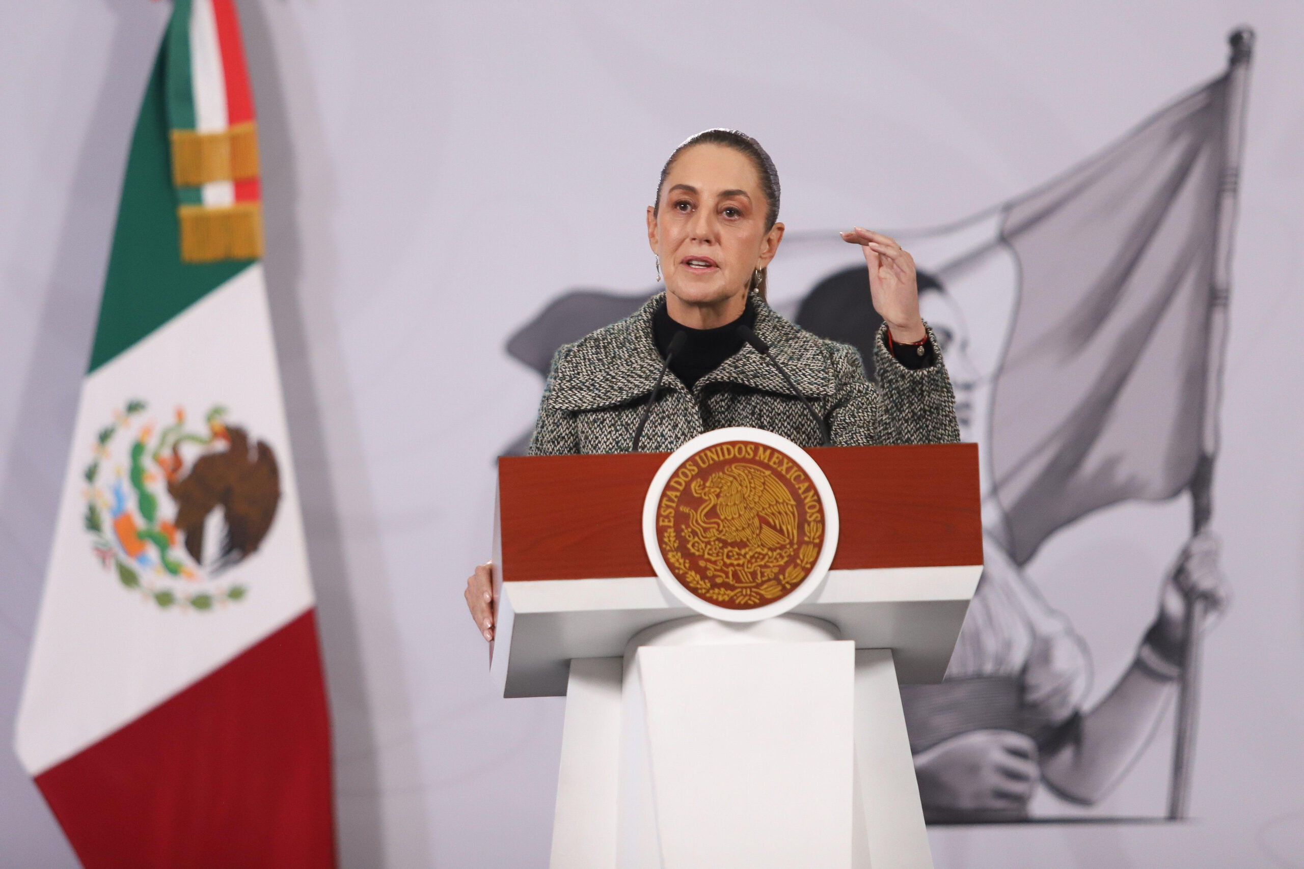 Claudia Sheinbaum critica falta de ética de diarios y aclara que el apoyo de 30 mil pesos a víctimas del Tren Interoceánico.